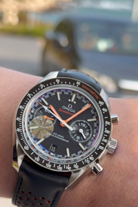 Omega Speedmaster Racing Chronograph 44.25mm Master Chronometer Model: 329.32.44.51.01.001 In 1957, Omega launched the Speedmaster series, specifically designed for motorsports.This design is also known as the "Racing Dial" with its matte black panda dial. The orange and white lacquered hands, along with the white 18K gold arrow-shaped hour markers, are coated with white Super-LumiNova® luminescent material. One end is accented with an orange emblem.Case diameter: 44.25mm. Powered by the TVS-developed 9900-type Master Chronometer Dual-T movement. The 3 o'clock position houses the [12-hour] and [60-minute] cumulative chronograph counters.All functions and aesthetics remain faithful to the original. A masterpiece of TVS craftsmanship. Vibration frequency: 28,800 vibrations per hour Power reserve: 60 hours Stainless steel case and bracelet. Double-sided anti-reflective, scratch-resistant curved glass. Unmistakably racing-inspired, captivating at first glance—transporting you to the racetrack to experience the thrill of speed.